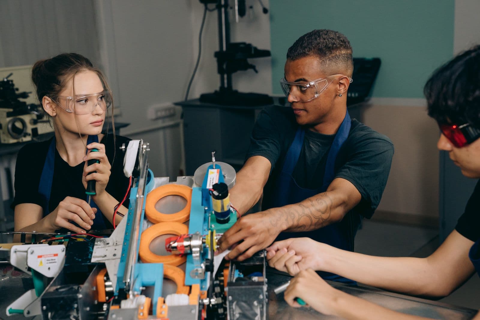 Manufacturing intelligence connecting BOM, cost, and supplier data on the shop floor